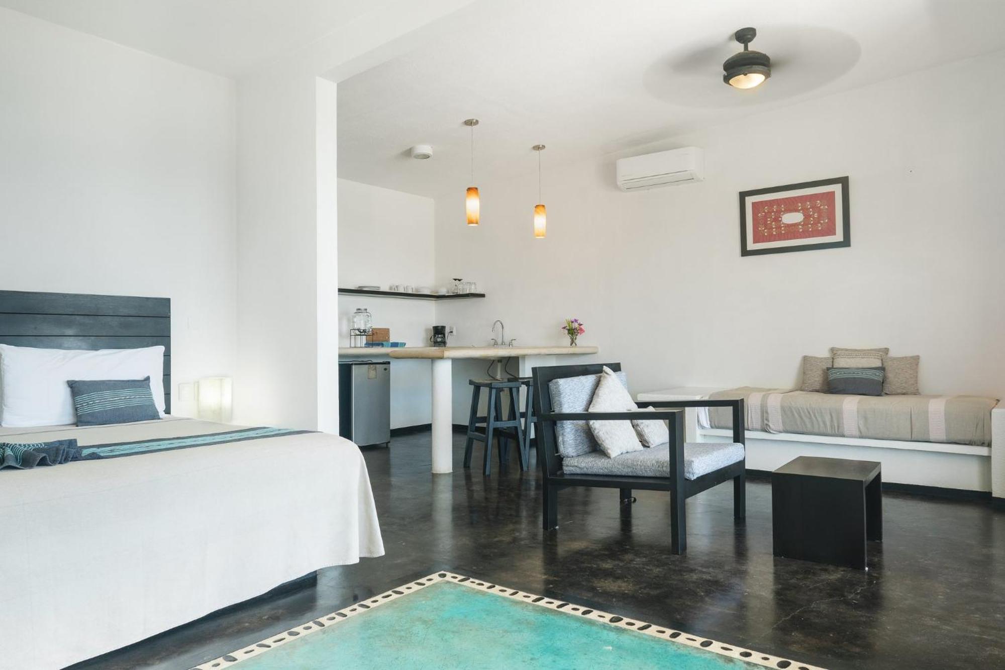 Manta Raya Hotel - Right On The Beach Cuatunalco Εξωτερικό φωτογραφία