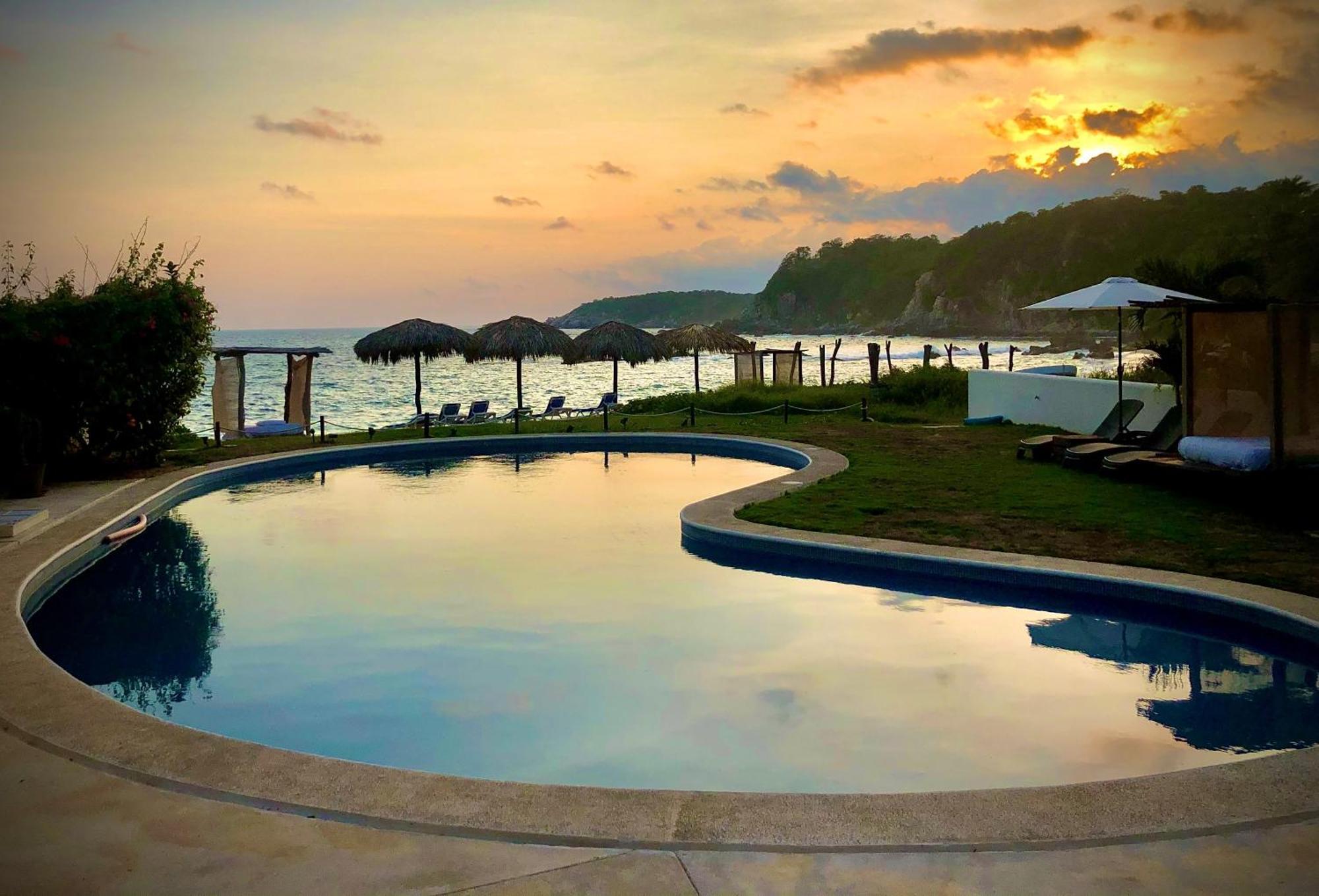 Manta Raya Hotel - Right On The Beach Cuatunalco Εξωτερικό φωτογραφία
