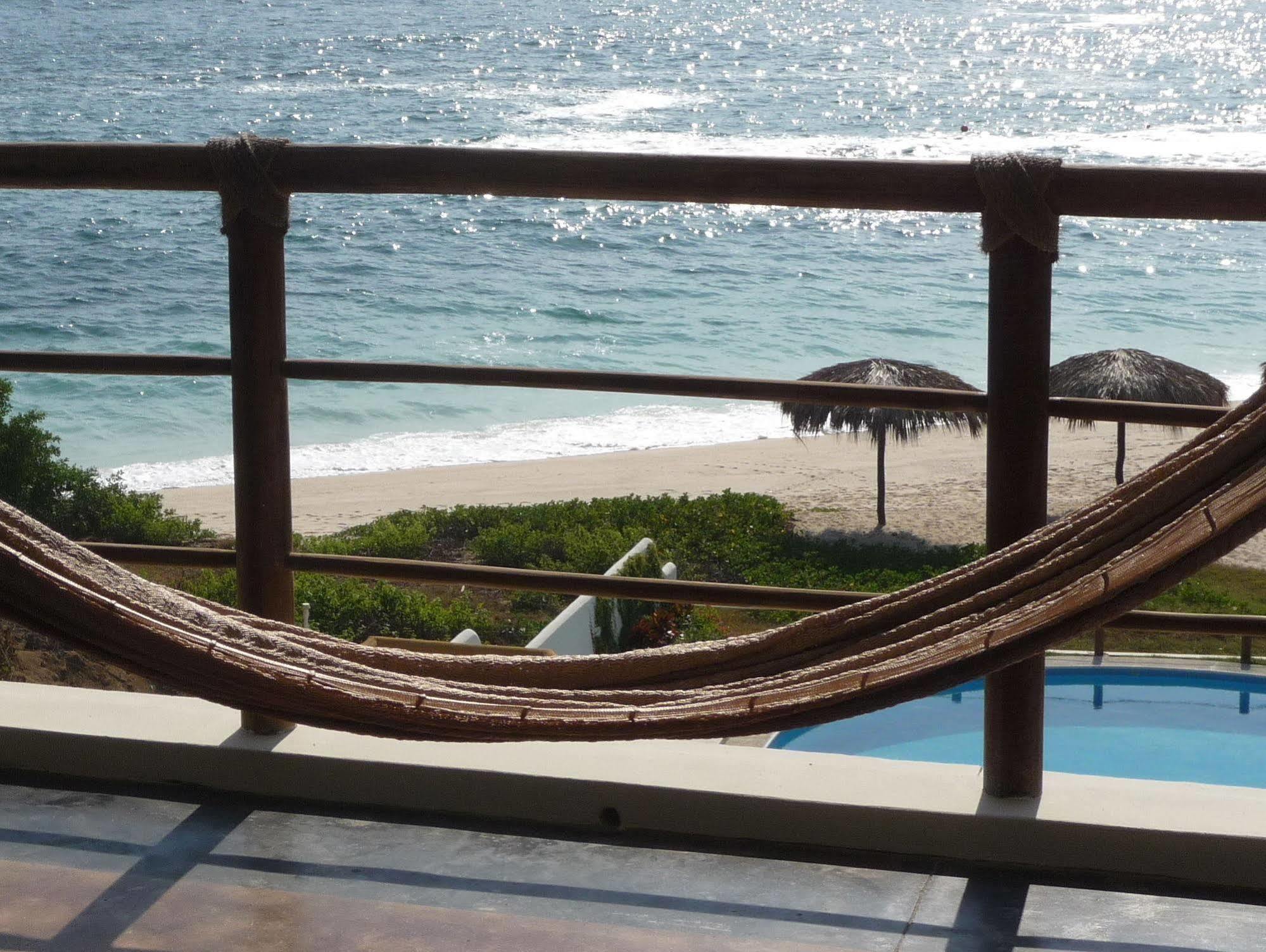 Manta Raya Hotel - Right On The Beach Cuatunalco Εξωτερικό φωτογραφία