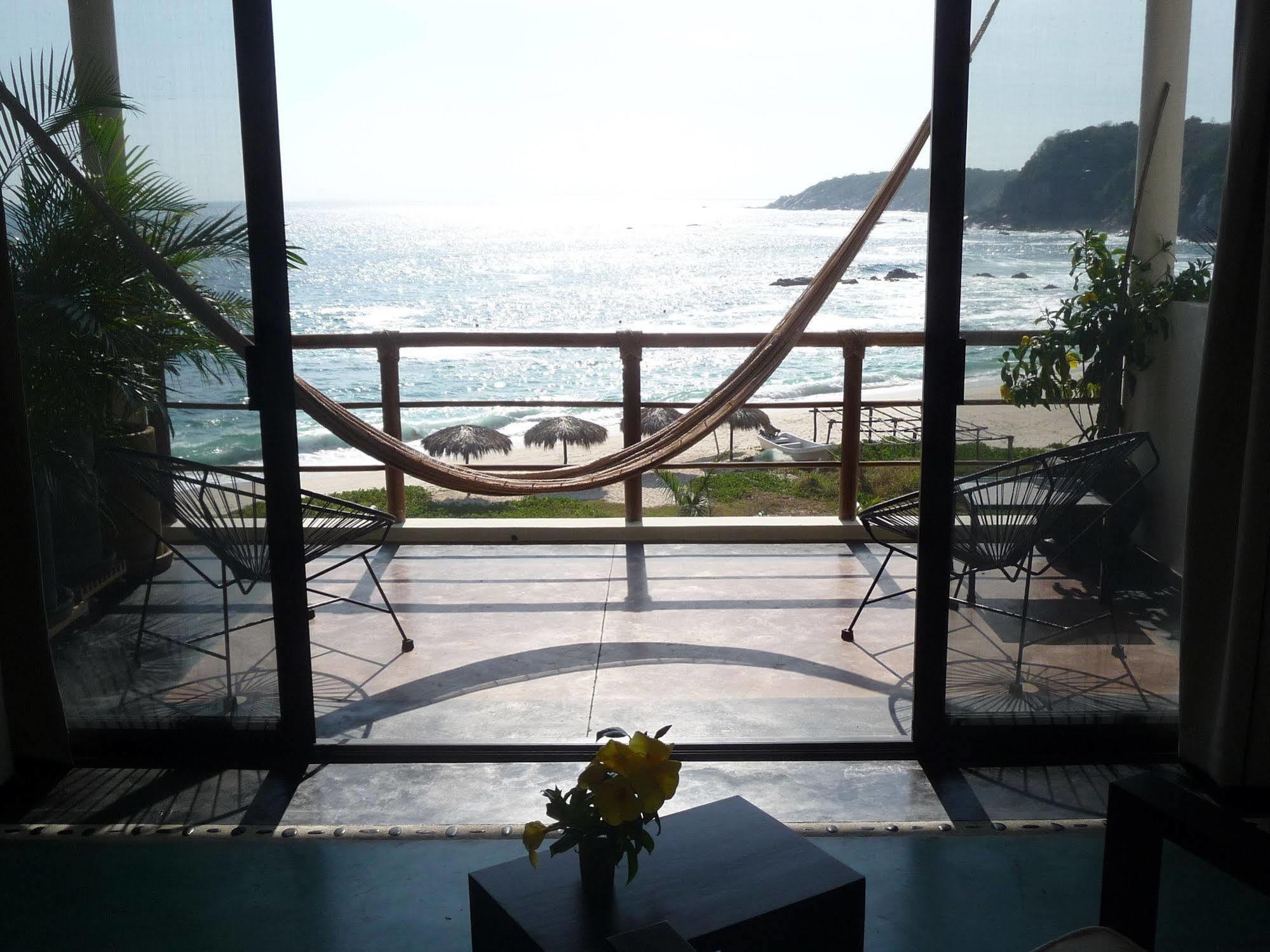 Manta Raya Hotel - Right On The Beach Cuatunalco Εξωτερικό φωτογραφία