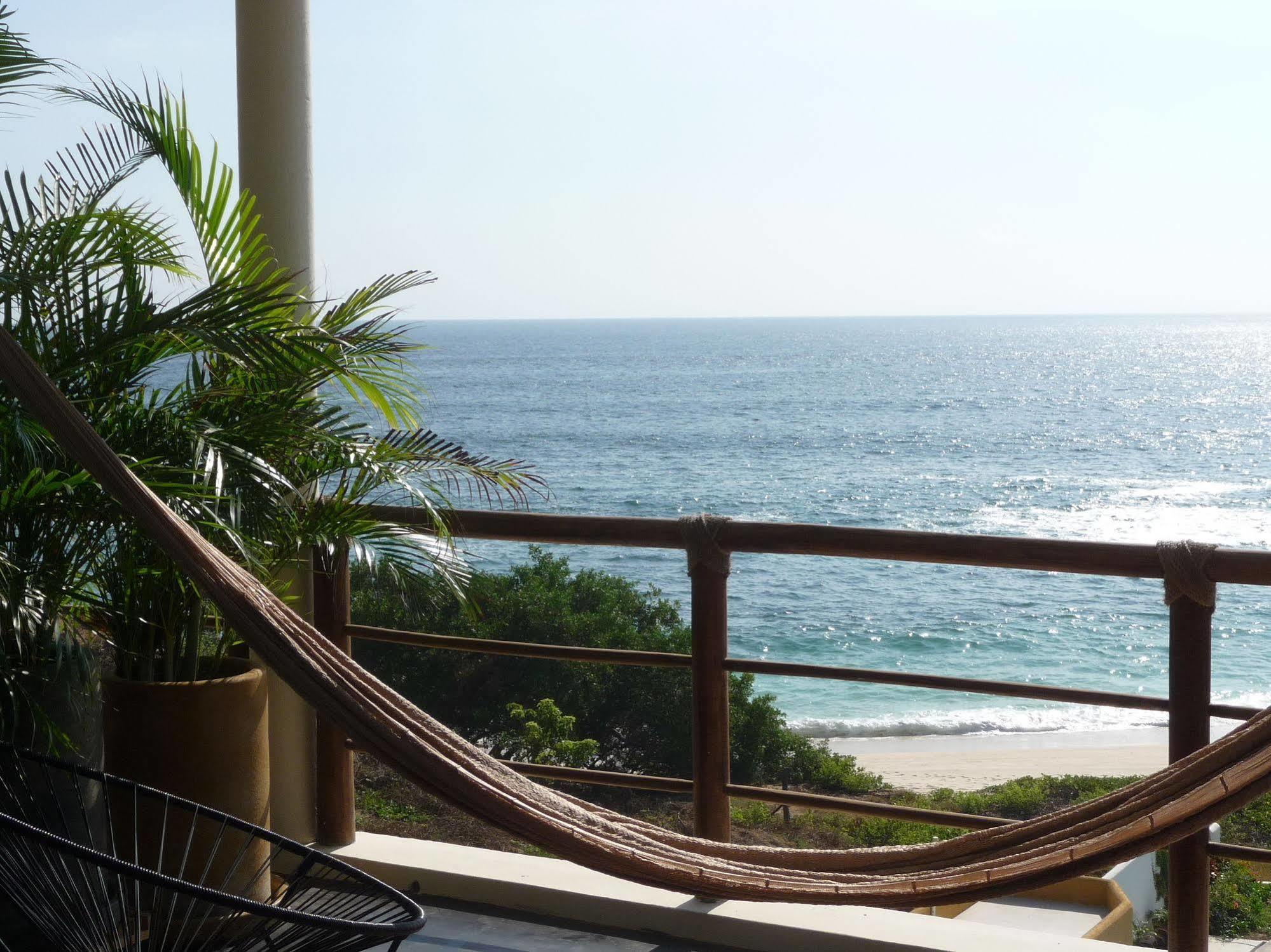 Manta Raya Hotel - Right On The Beach Cuatunalco Εξωτερικό φωτογραφία